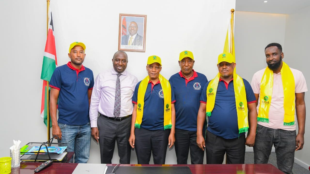 UDA Party Executive Director Mr. Nicodemus Bore hosted members of the Mombasa Tuktuk Association to strategize on how to popularize the Party in the coastal town.